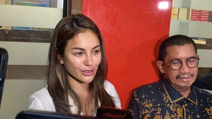 Lolly Tersenyum Menjelang Pertemuan dengan Nikita Mirzani