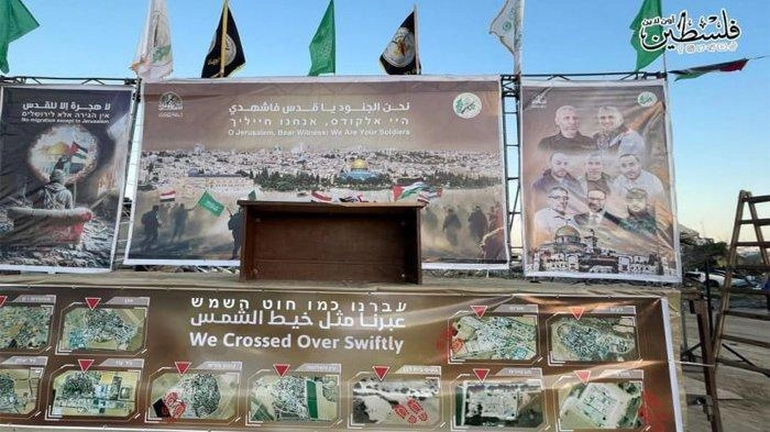 Pesan-pesan Perlawanan Hamas ke Israel dan Donald Trump di Spanduk Panggung Pembebasan Sandera