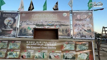Pesan-pesan Perlawanan Hamas ke Israel dan Donald Trump di Spanduk Panggung Pembebasan Sandera
