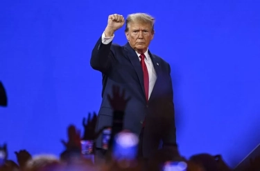 Tiga Kebijakan Trump Bikin Ruang Fiskal dan Moneter Indonesia Sempit, Rupiah Babak Belur