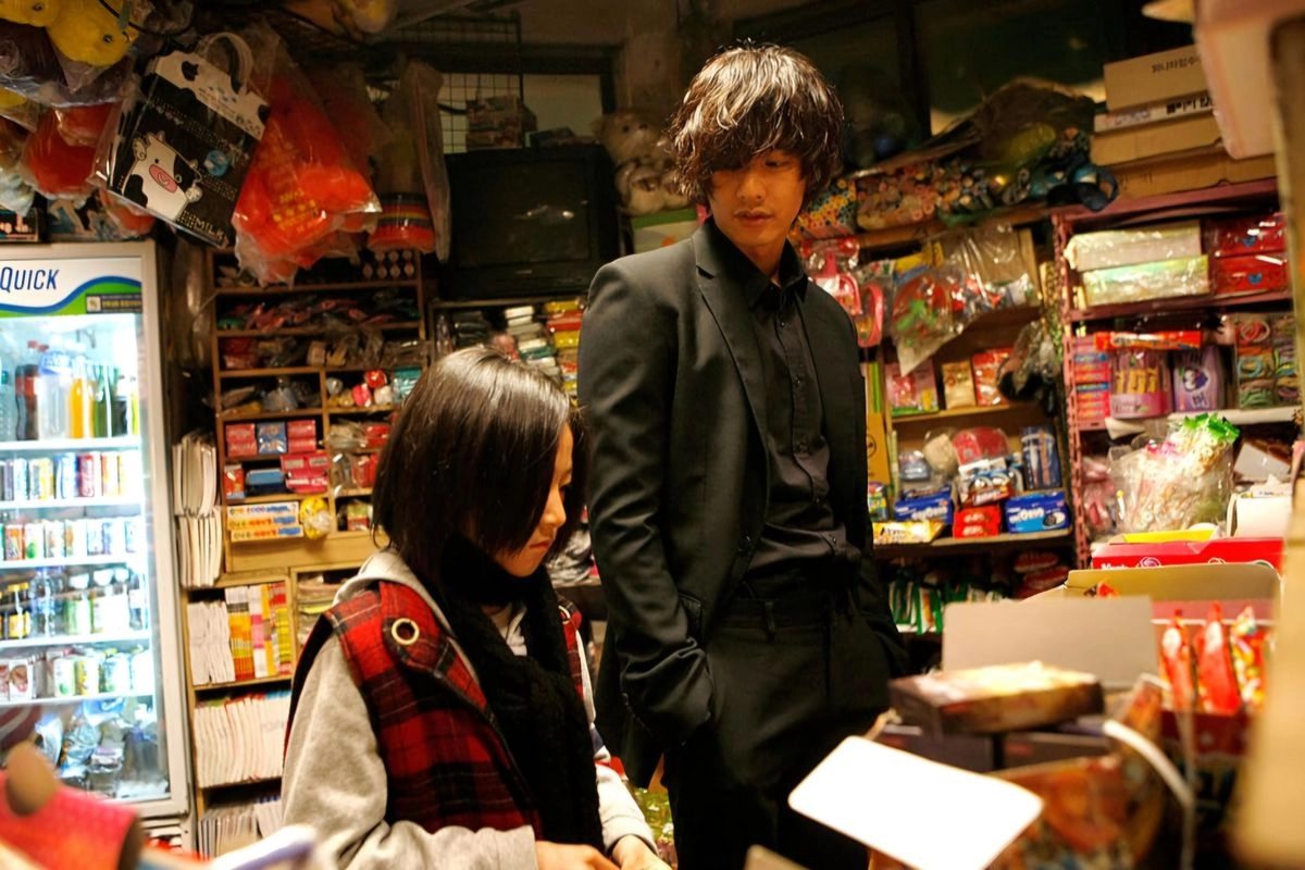 Gaya Ikonik Mendiang Kim Sae-ron dan Won Bin dalam ''The Man from Nowhere''