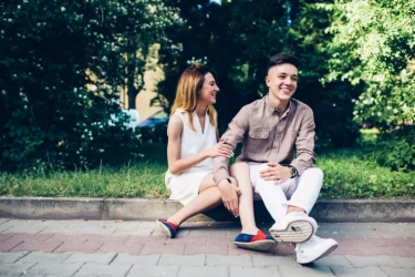 Pria yang Berusaha Terlalu Keras untuk Membuat Perempuan Terkesan Biasanya Menunjukkan 8 Perilaku Ini Menurut Psikologi