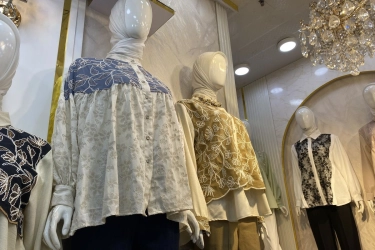 Tren Warna Lebaran 2025: Burgundy Populer di Medsos, tapi Bagaimana di Tanah Abang?