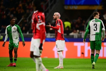 Van Hooijdonk: Feyenoord Lagi Babak Belur, tetapi Si Bodoh Hernandez Membantu Kami