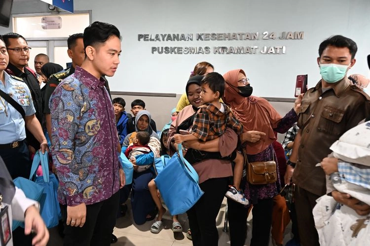 Wapres Gibran Tinjau Cek Kesehatan Gratis di Puskesmas Kramat Jati dan Ciracas