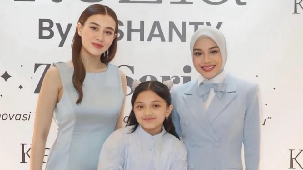 Adu Gaya Aurel Hermansyah dan Aaliyah Massaid dalam Balutan Busana Biru, Tentengan Chanel Vs Dior