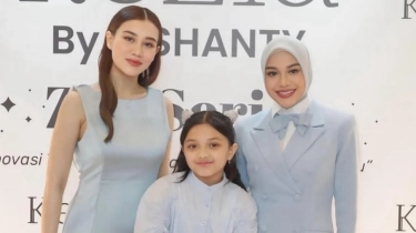Adu Gaya Aurel Hermansyah dan Aaliyah Massaid dalam Balutan Busana Biru, Tentengan Chanel Vs Dior