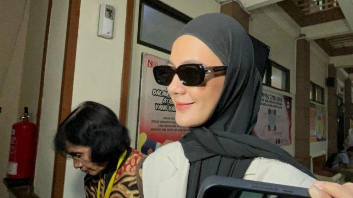 Paula Verhoeven Irit Bicara Usai Hadiri Sidang Cerai