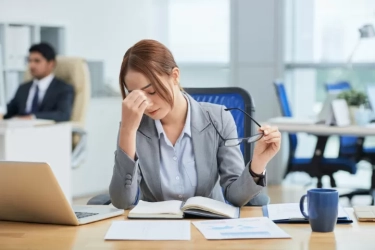 Perempuan yang Sangat Tidak Bahagia Namun Terlalu Kuat untuk Mengakuinya Biasanya Menunjukkan Kebiasaan Ini Menurut Psikologi