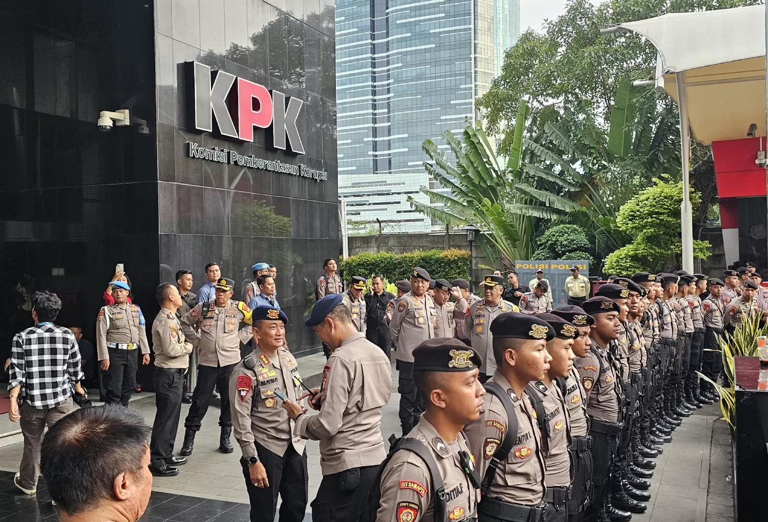 Ribuan Personel Polisi Jaga Ketat KPK, Sekjen PDIP Hasto Kristiyanto Ditahan?