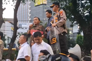 Temui Massa 'Aksi Indonesia Gelap' di Jakarta, Mensesneg : Pemerintah Terima dan Pelajari Tuntutan Mahasiswa