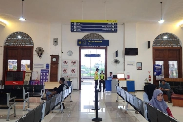 Ada Pelantikan Kepala Daerah, 25 KA di Stasiun Gambir Dialihkan ke Jatinegara