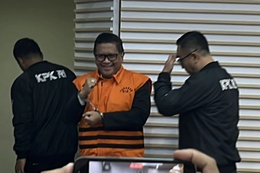 Dipajang sebagai Tersangka, Hasto Kepalkan Tangan dan Bilang Merdeka