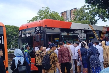 Kepala Daerah Ramai-ramai Naik Bus Transjakarta Usai Dilantik Prabowo
