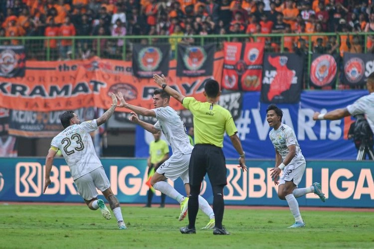 Nick Kuipers Membara di Persib, Bicara Gol Spektakuler ke Gawang Persija