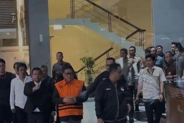 Penampakan Hasto Pakai Rompi Tahanan di KPK