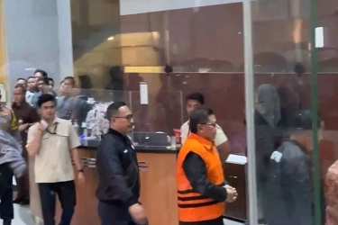 Sekjen PDIP Hasto Kristiyanto Selesai Diperiksa KPK, Tangan Diborgol, Pakai Rompi Oranye