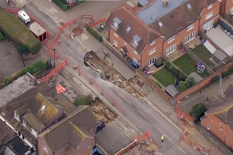 ''Sinkhole'' Muncul di Desa Inggris, Menganga Lebar 20 Meter, Warga Dievakuasi