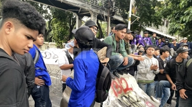 Demo Indonesia Gelap di Jakarta Memanas! Massa Mahasiswa Robohkan Barrier Polisi: Kami Mau ke Istana!