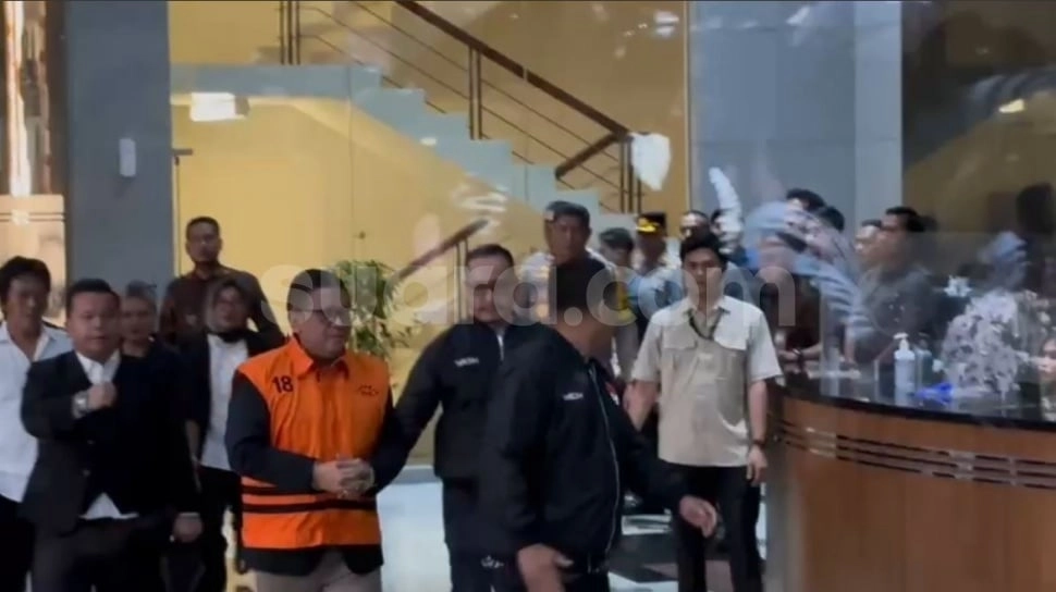 Momen Hasto Ditahan KPK: Tangan Diborgol, Pakai Rompi Orange