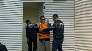 Resmi Ditahan KPK, Tangan Hasto Mengepal Lalu Pekik 'Merdeka'