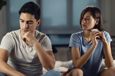 Pria yang Meninggalkan Pernikahannya Demi Wanita yang Lebih Muda bisanya Menunjukkan 8 Ciri Ini, Menurut Psikologi