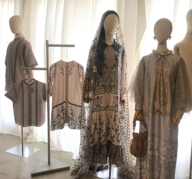 Sarimbit Masih jadi Primadona untuk Hari Raya, Inspirasi Busana Keluarga dengan Earth Tone Hingga Bold
