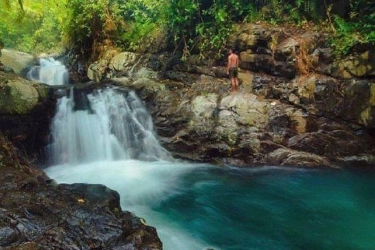 Bermain Air di Kolam Alami Curug Tilu Purwakarta