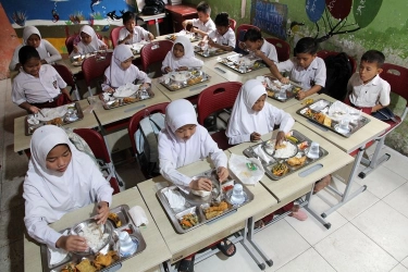 Makan Bergizi Gratis: Mengurai Kompleksitas di Balik Kebijakan Populis