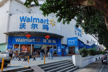 Wall Street Melemah, Saham Walmart Anjlok 6,5 Persen Akibat Prospek Suram