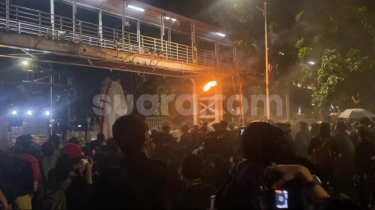 Aksi Indonesia Gelap di Jakarta Ricuh! Massa Serang Polisi Pakai Petasan hingga Bom Molotov