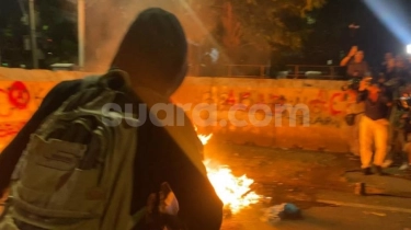 Jakarta Memanas, Massa Aksi Indonesia Gelap Bakar Kaos Prabowo-Gibran!