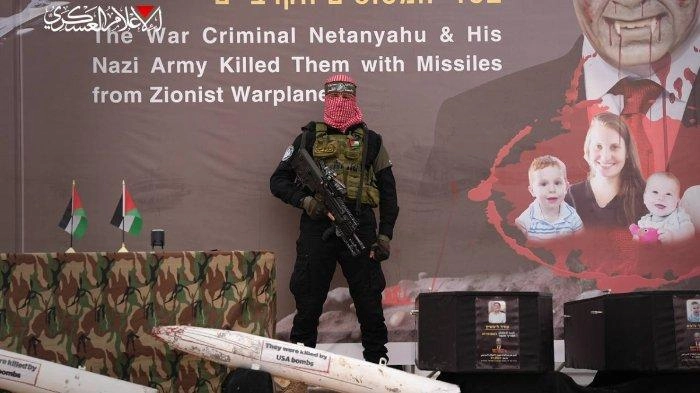 Al-Qassam Pajang Bom Bertuliskan 'Mereka Dibunuh oleh Bom AS' saat Serahkan Jasad Sandera Israel