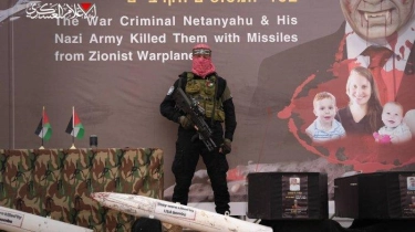 Al-Qassam Pajang Bom Bertuliskan 'Mereka Dibunuh oleh Bom AS' saat Serahkan Jasad Sandera Israel