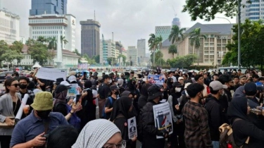 Bawa Spanduk Suarakan Protes, Massa Aksi Indonesia Gelap Mulai Datangi Kawasan Patung Kuda