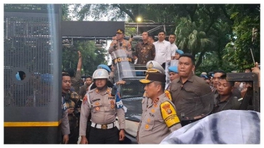 Di Depan Massa Aksi Indonesia Gelap, Mensesneg Prasetyo Teken Langsung Kertas Tuntutan Mahasiswa