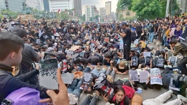 Massa Aksi Indonesia Gelap Tiarap di Kawasan Patung Kuda Jakarta, Sindir Kebijakan Prabowo