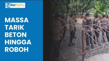 Video Massa Aksi Indonesia Gelap Tarik Beton Pembatas hingga Roboh, Sempat Adu Mulut dengan Polisi
