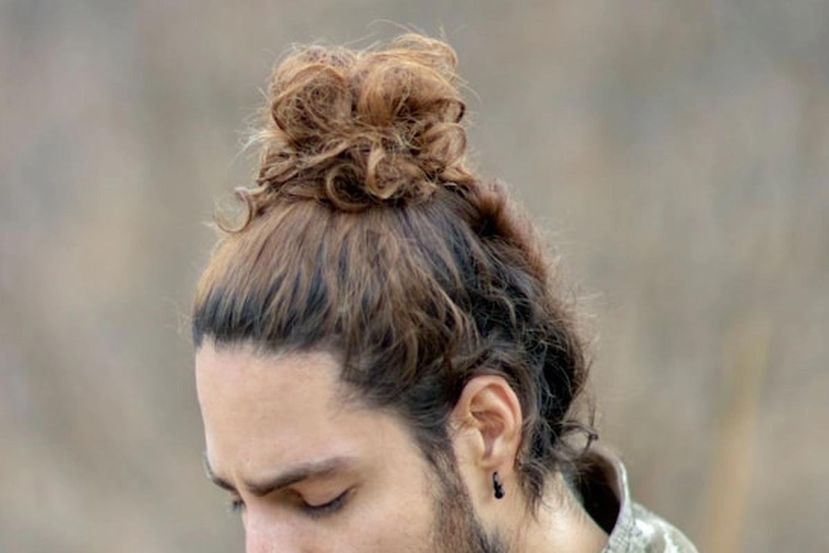 7 Ide Gaya Rambut Laki-laki dengan Panjang di Bagian Atas