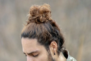7 Ide Gaya Rambut Laki-laki dengan Panjang di Bagian Atas