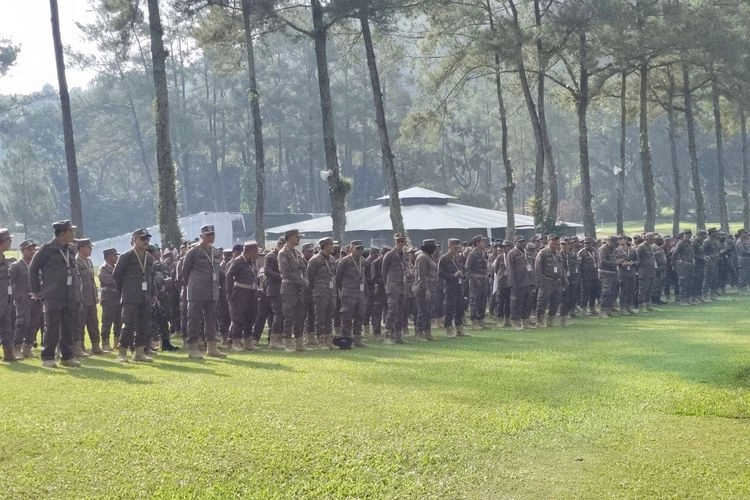 Pagi Pertama Retreat, Kepala Daerah yang Telat Baris Diteriaki Panitia Berseragam Militer