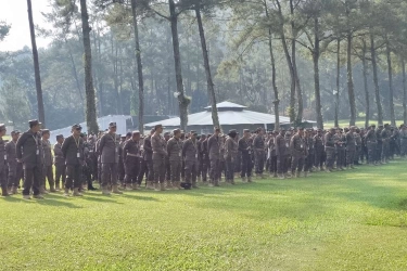 Pagi Pertama Retreat, Kepala Daerah yang Telat Baris Diteriaki Panitia Berseragam Militer