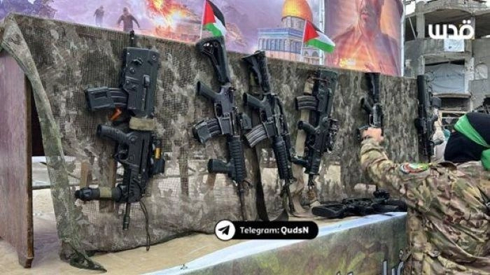 Penampakan Senjata-Senjata Rampasan Al-Qassam dari IDF: Baru 2 dari 6 Sandera Israel Dibebaskan