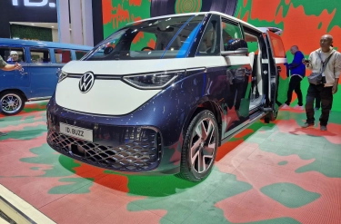 Detik-detik Terakhir IIMS 2025, VW ID. Buzz Long Wheelbase Resmi Meluncur di Indonesia