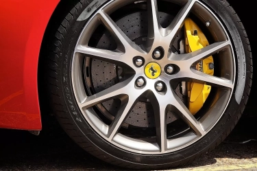 Jangan Sembarangan Kalau Nggak Mau Cepat Rusak, Berikut Tips Membersihkan Velg Mobil yang Benar
