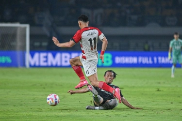 Kembali ke Starting XI Persib, Penampilan Henhen Herdiana Memuaskan