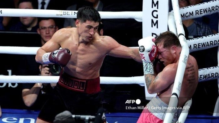 Hasil Tinju Dunia: Kejutan Besar dari Arab Saudi, Dmitry Bivol Rebut 4 Sabuk Juara Artur Beterbiev