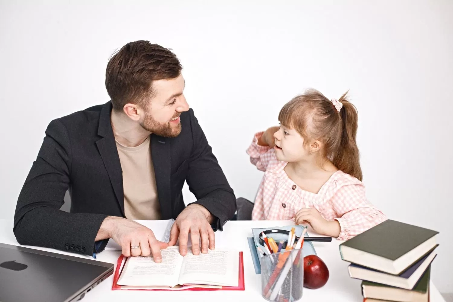 6 Tips Komunikasi yang Efektif dengan Anak agar Mereka Mau Mendengarkan dan Merespons dengan Baik