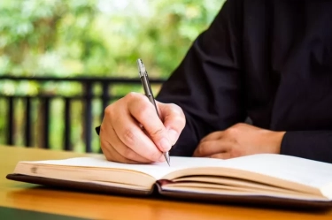 Begini 9 Ciri Orang yang Terdengar Lebih Cerdas Saat Menulis Ketimbang Berbicara, Menurut Psikologi