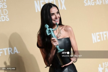 Demi Moore Kenakan Dress Hitam Beraksen Peplum Saat Terima Penghargaan SAG Awards 2025